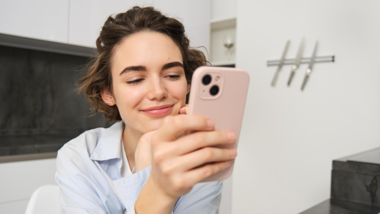 Dowiedz się, jak wybrać akcesoria Apple. Etui, ładowarki i MagSafe zwiększają bezpieczeństwo, wygodę i żywotność iPhone’a.