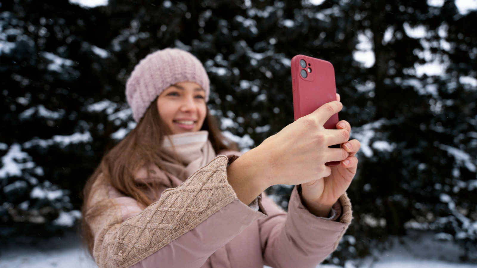 Zimą iPhone może tracić baterię szybciej. Sprawdź, dlaczego niska temperatura wpływa na akumulator i jak chronić telefon przed rozładowaniem.